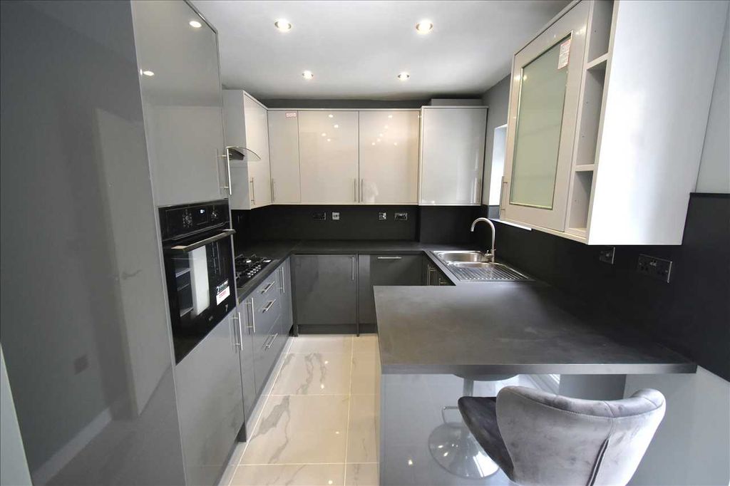 Property photo 3 of 7 Kitchen