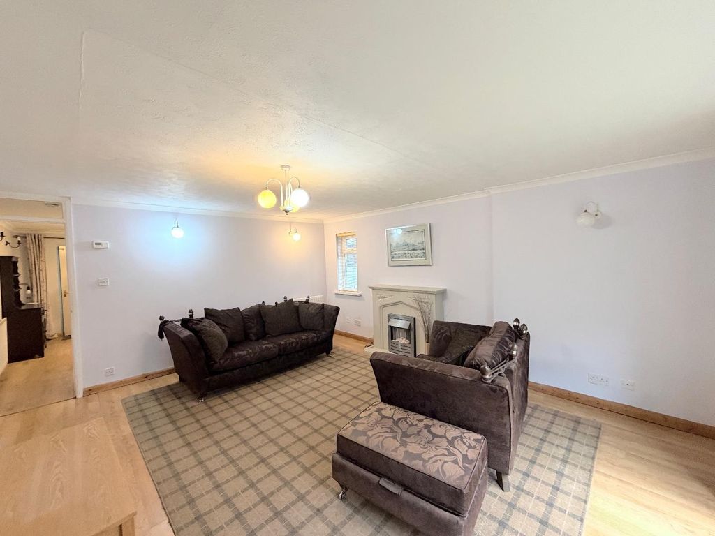 Property photo 3 of 13 Lounge