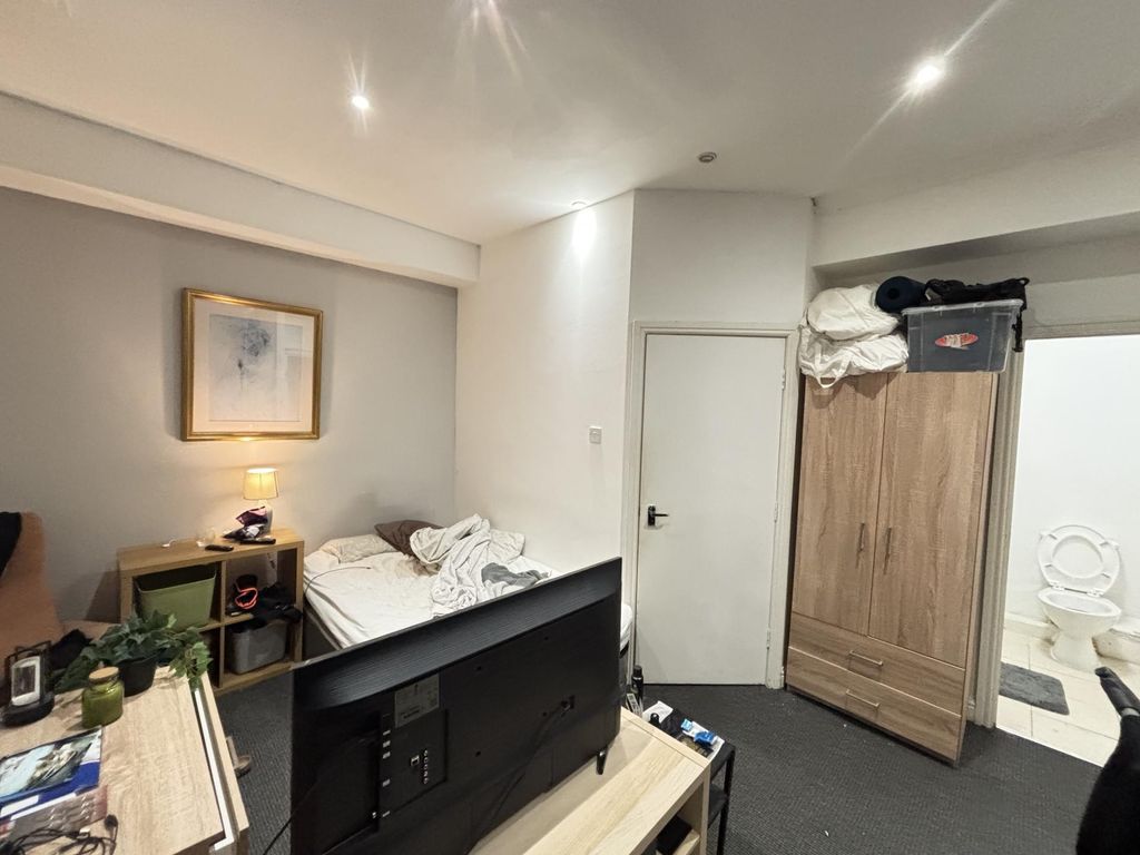 Property photo 3 of 20 A Cozy Bedroom Featuring A Double Bed, Bedside Tab...