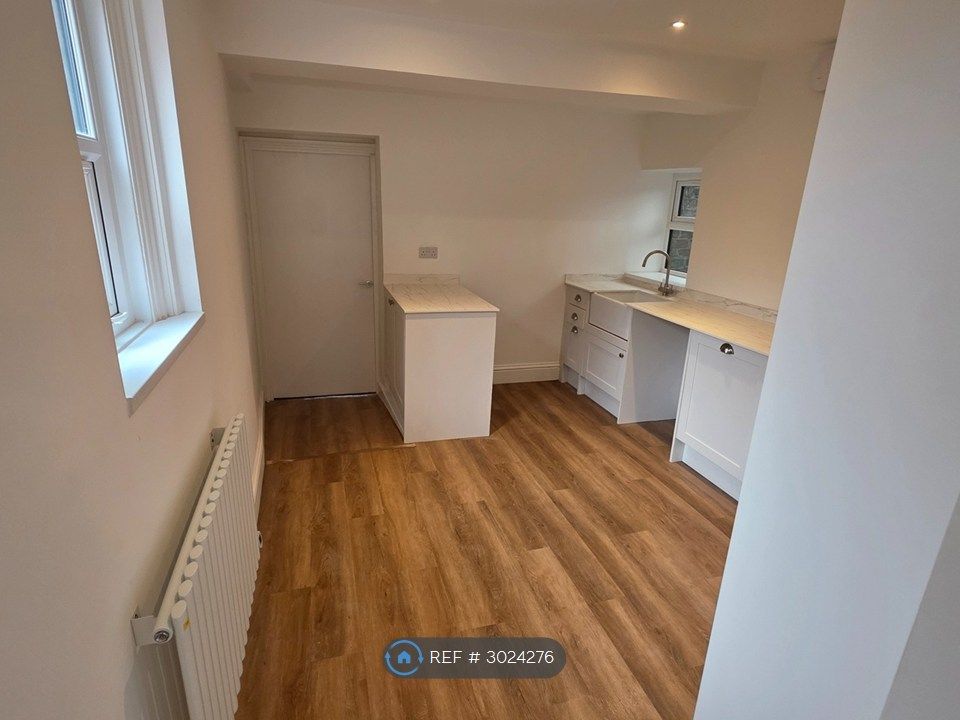 Property photo 2 of 10 Kitchen