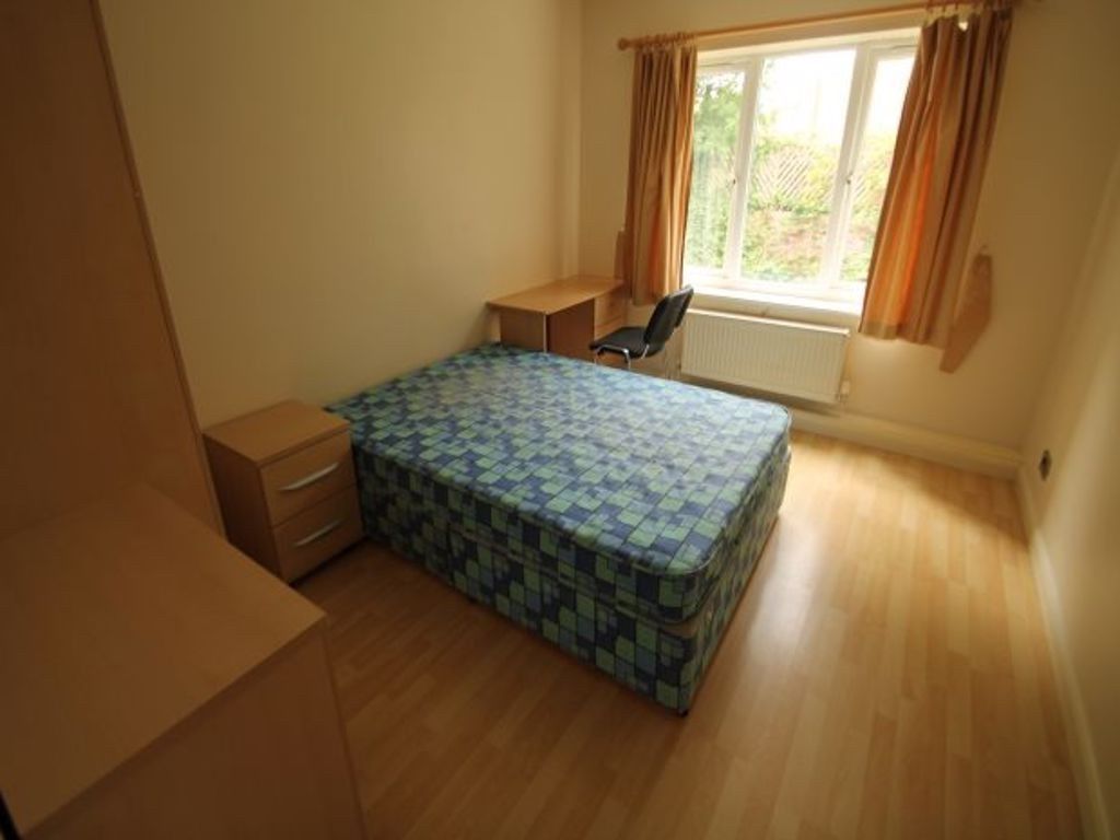Property photo 1 of 6 Bright And Tidy Double Bedroom Featuring A Comfort...