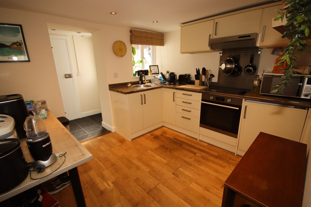 Property photo 3 of 12 Kitchen