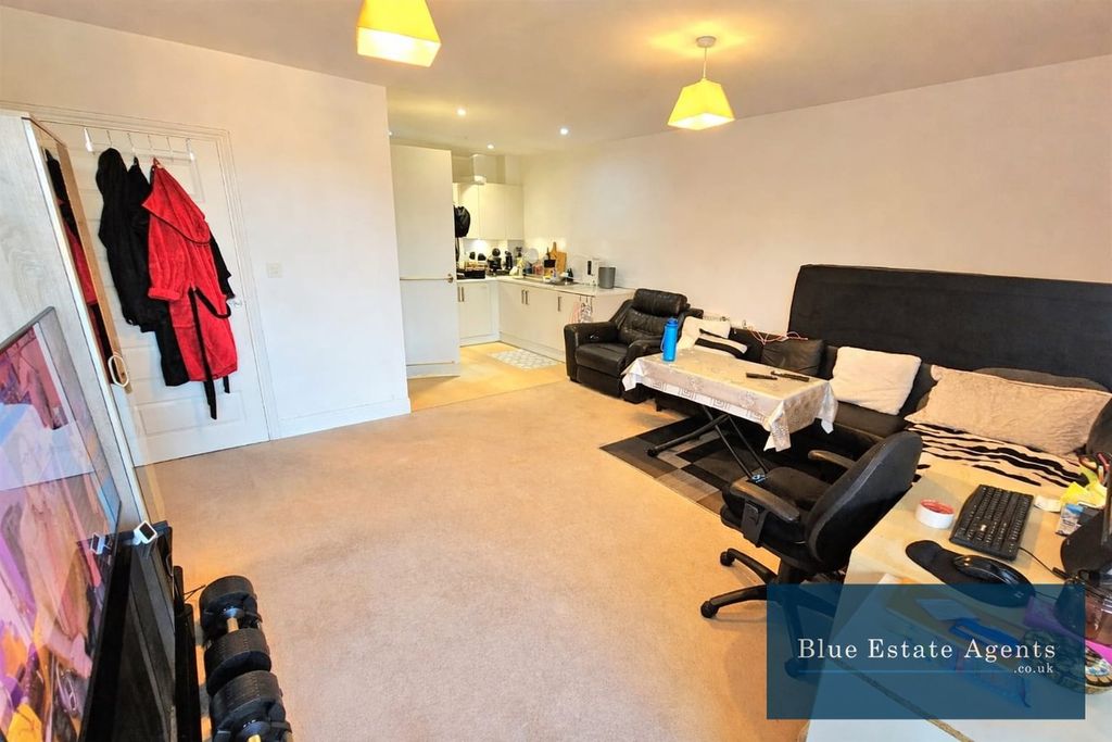 Property photo 3 of 13 Lounge