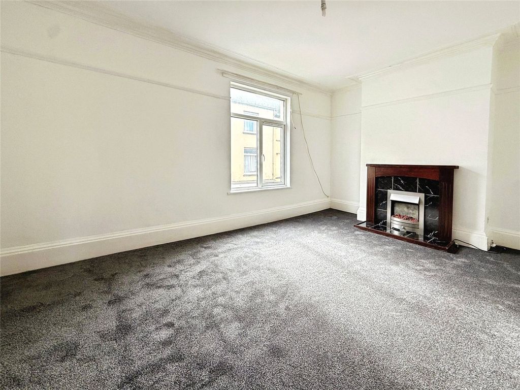 Property photo 3 of 11 Lounge