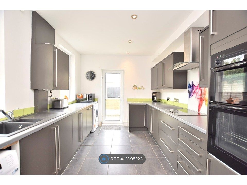 Property photo 3 of 17 Sleek Modern Well Equipped Kitchen