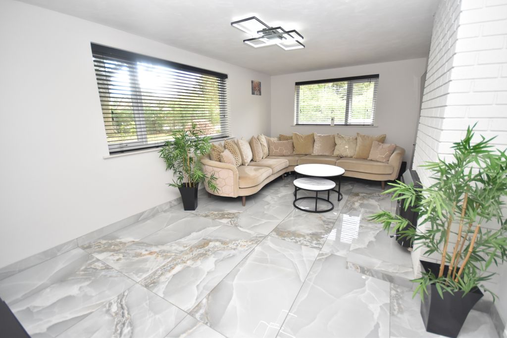 Property photo 2 of 15 Lounge