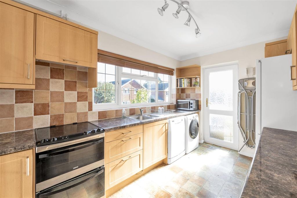 Property photo 2 of 12 26-Aldwickbury-Crescent-01.Jpg