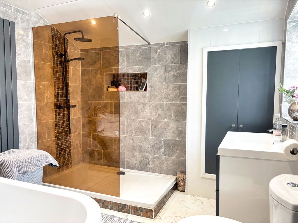 Property photo 2 of 11 Groundfloor Bathroom