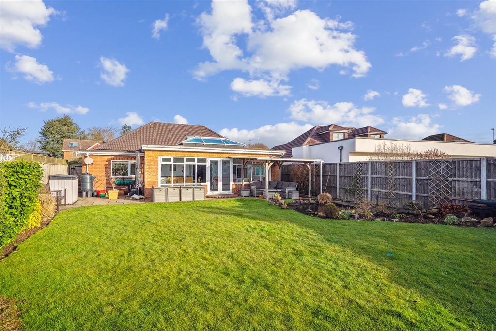 Additional image 19 of 3 bed detached bungalow for salePulens Crescent, Petersfield GU31