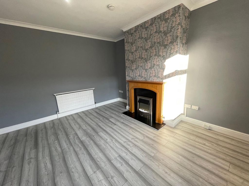 Property photo 3 of 14 Lounge