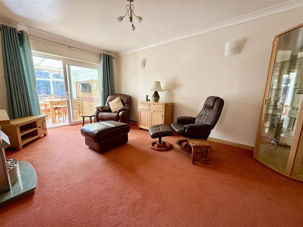 Property photo 3 of 12 Lounge