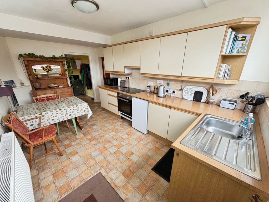 Property photo 3 of 18 Kitchen 2