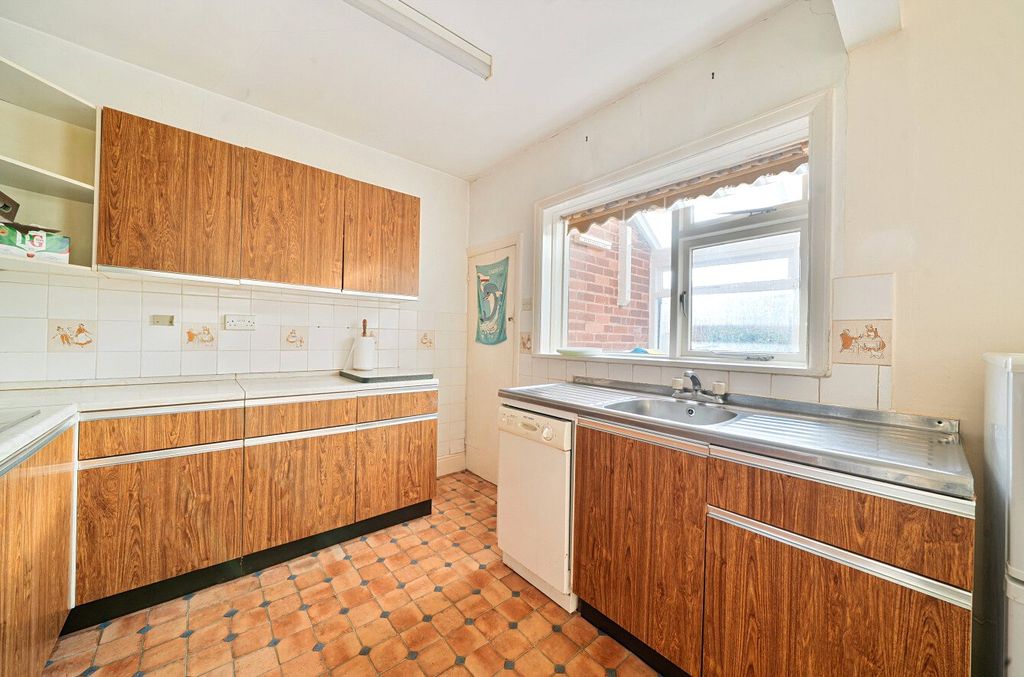 Property photo 3 of 10 Kitchen