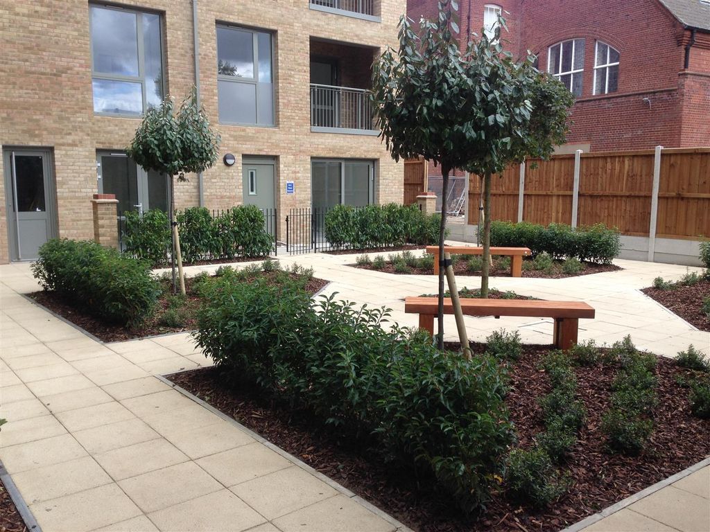 Property photo 2 of 11 Communal Gardens.Jpg