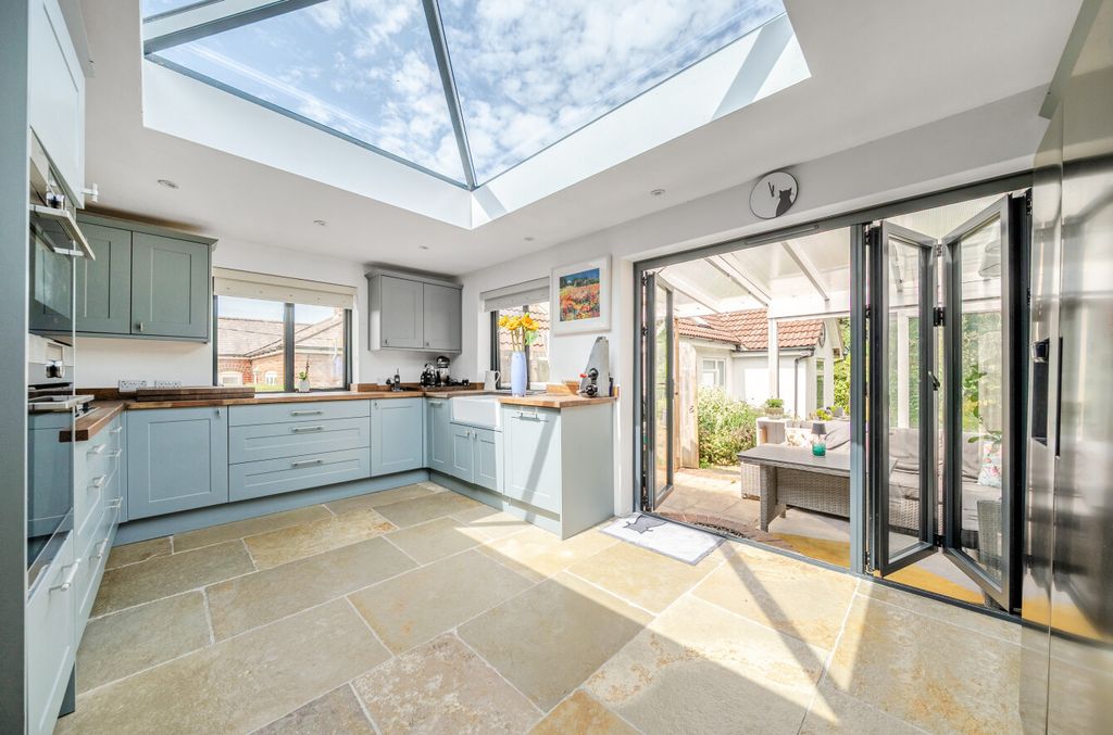 Property photo 2 of 17 1463380-11-6A3E6A...