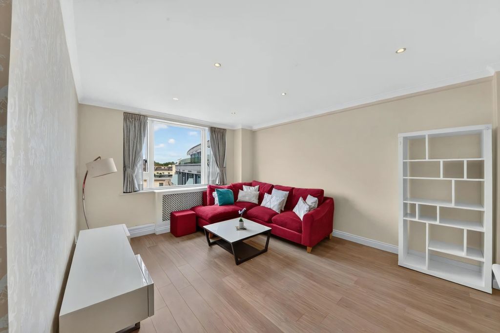 Property photo 2 of 13 Park Crescent