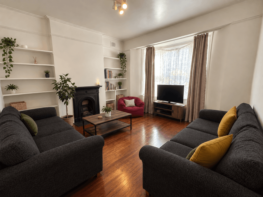 Property photo 1 of 7 3 Bed Terraced House To Rent Grosvenor Road, Hanwell W7 1Hp