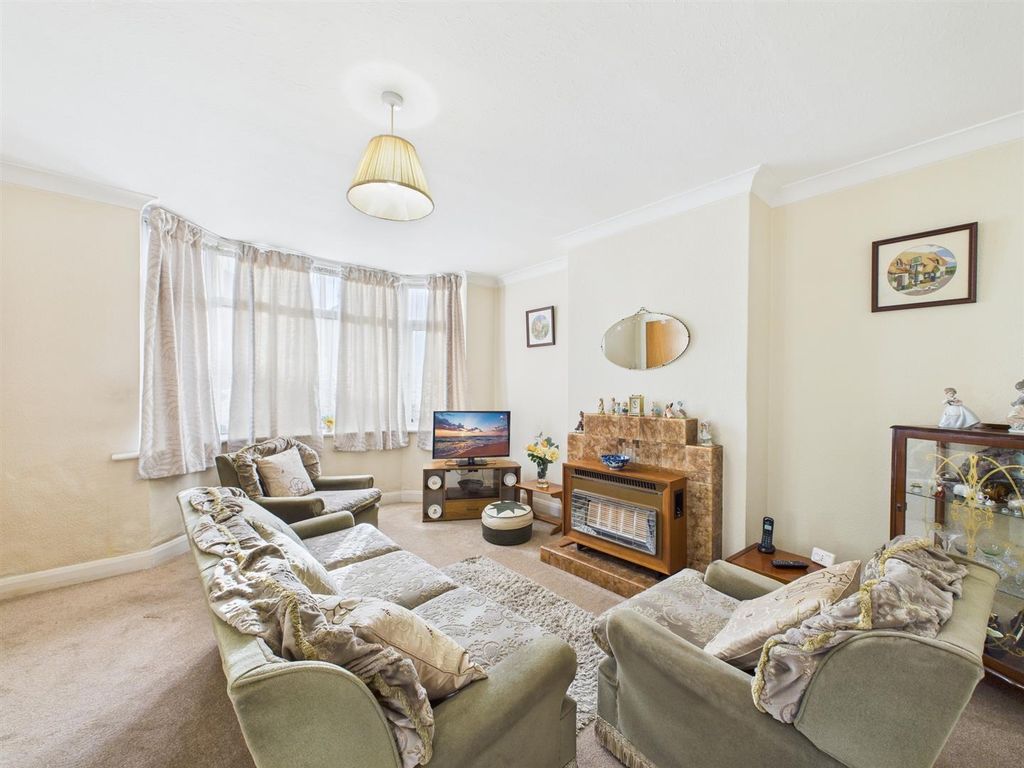 Property photo 3 of 11 Lounge