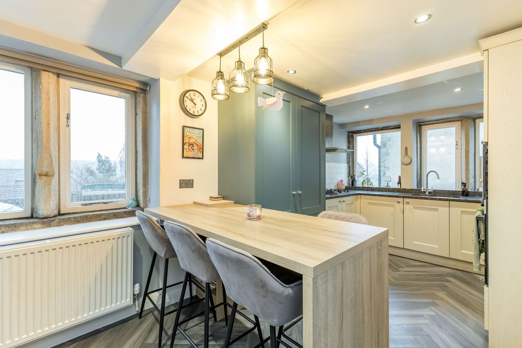 Property photo 3 of 19 Dining Kitchen