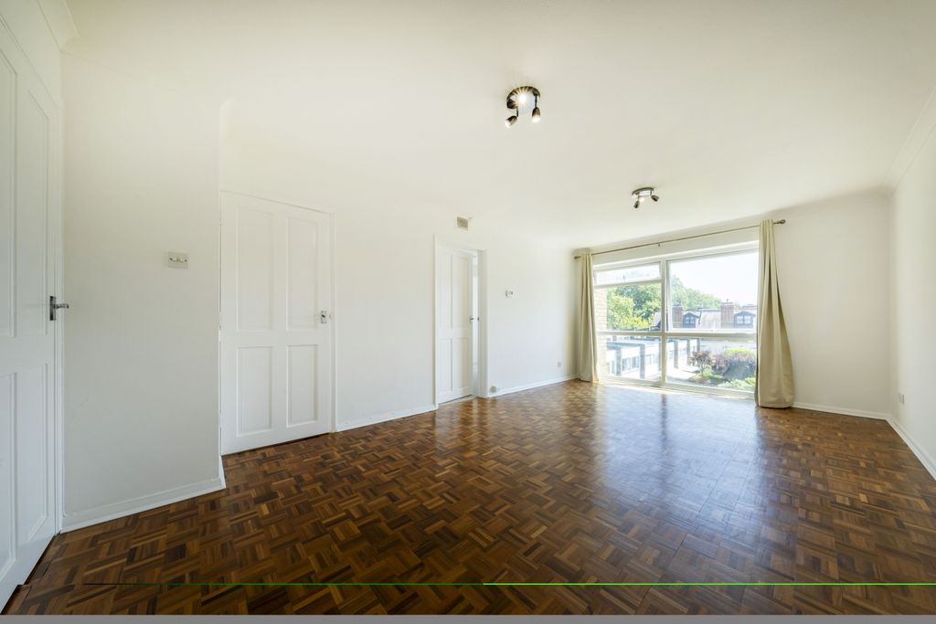 Property photo 2 of 13 11-Woodstockgarde...