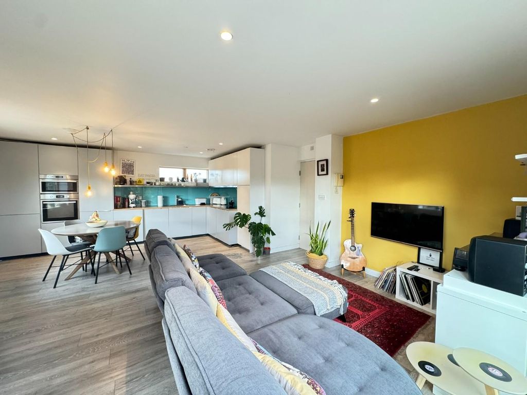 Property photo 2 of 28