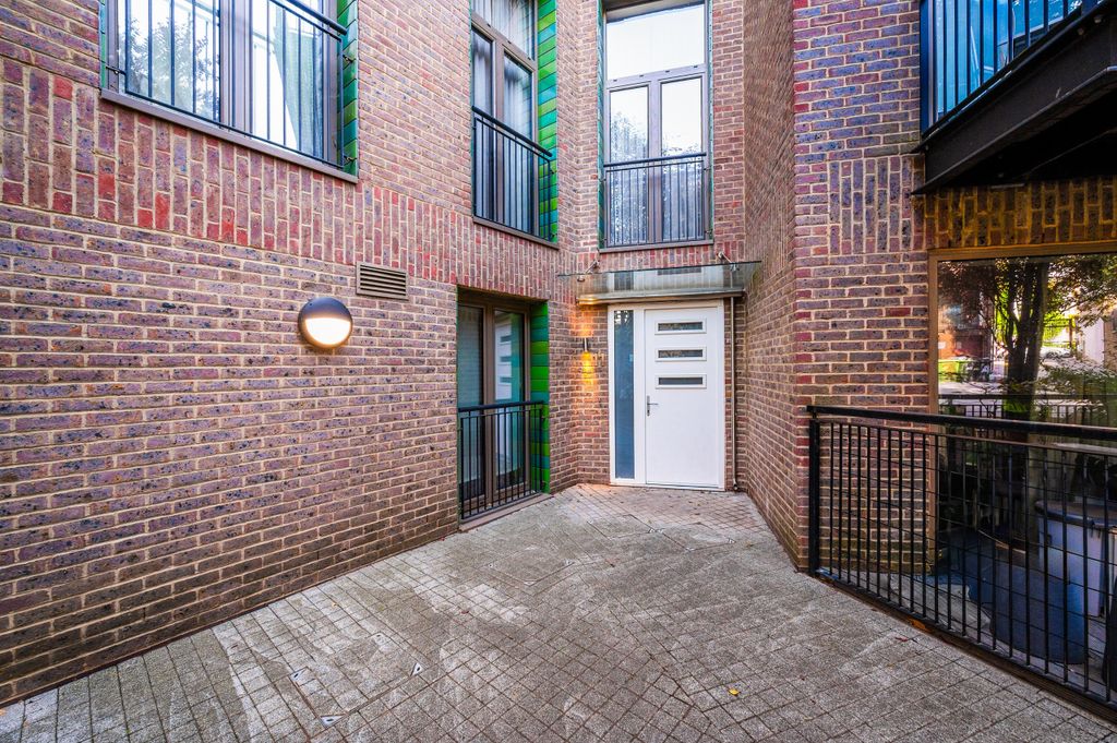 Property photo 3 of 16 Krieger_Flat 11, 37 Camden Road, London, Nw1 9Lr_032