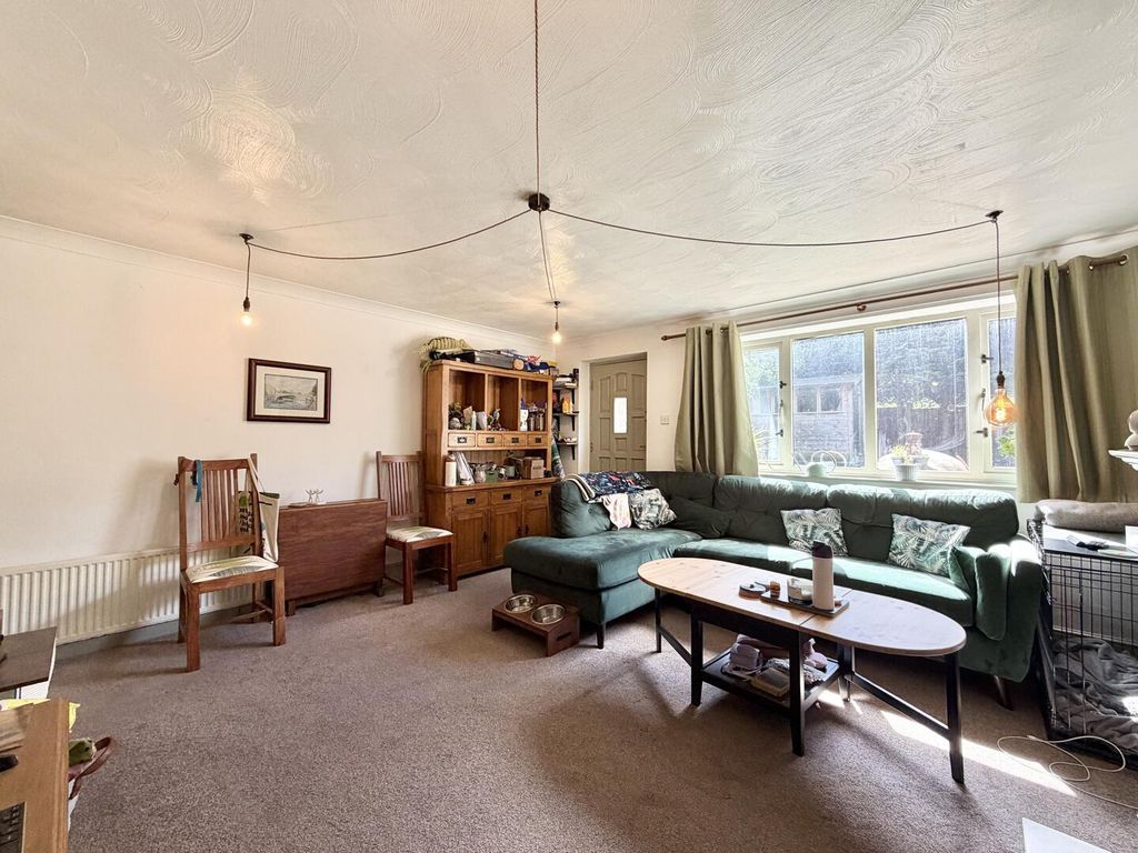 Property photo 3 of 18 Lounge