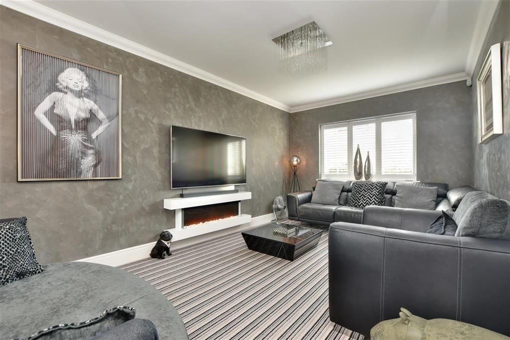 Property photo 2 of 13 Lounge