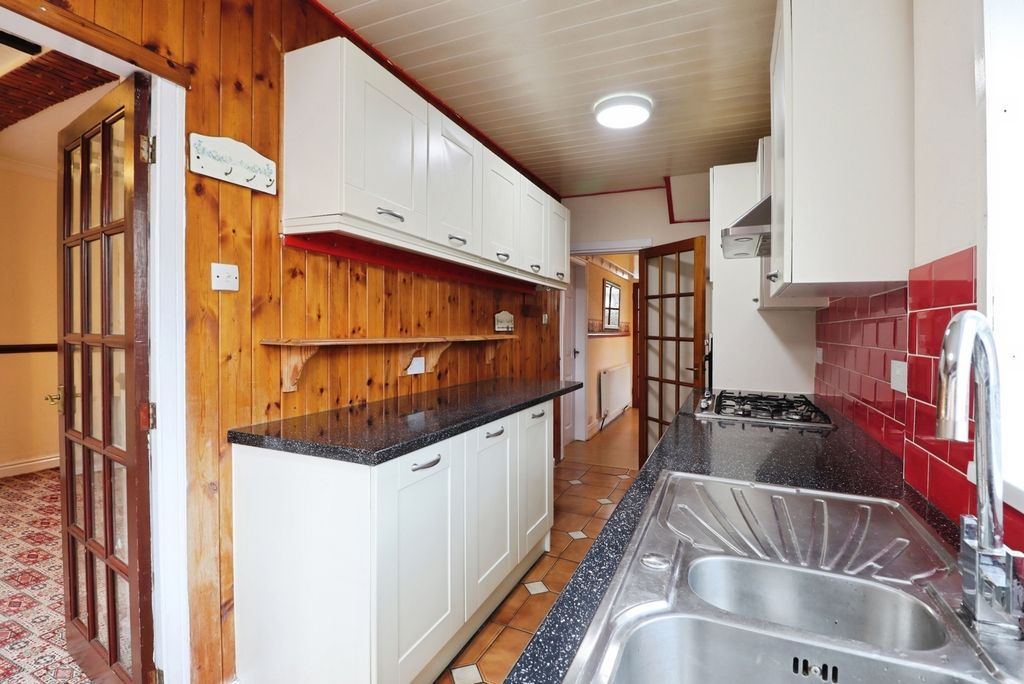 Property photo 3 of 17 Kitchen