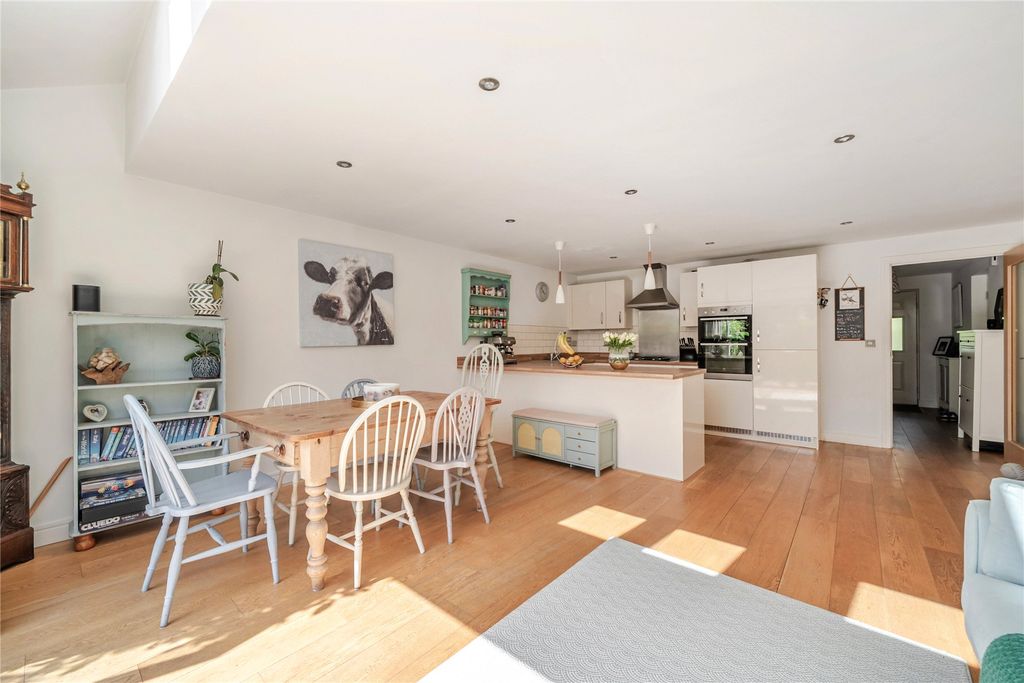 Property photo 3 of 11 Kitchen/Dining