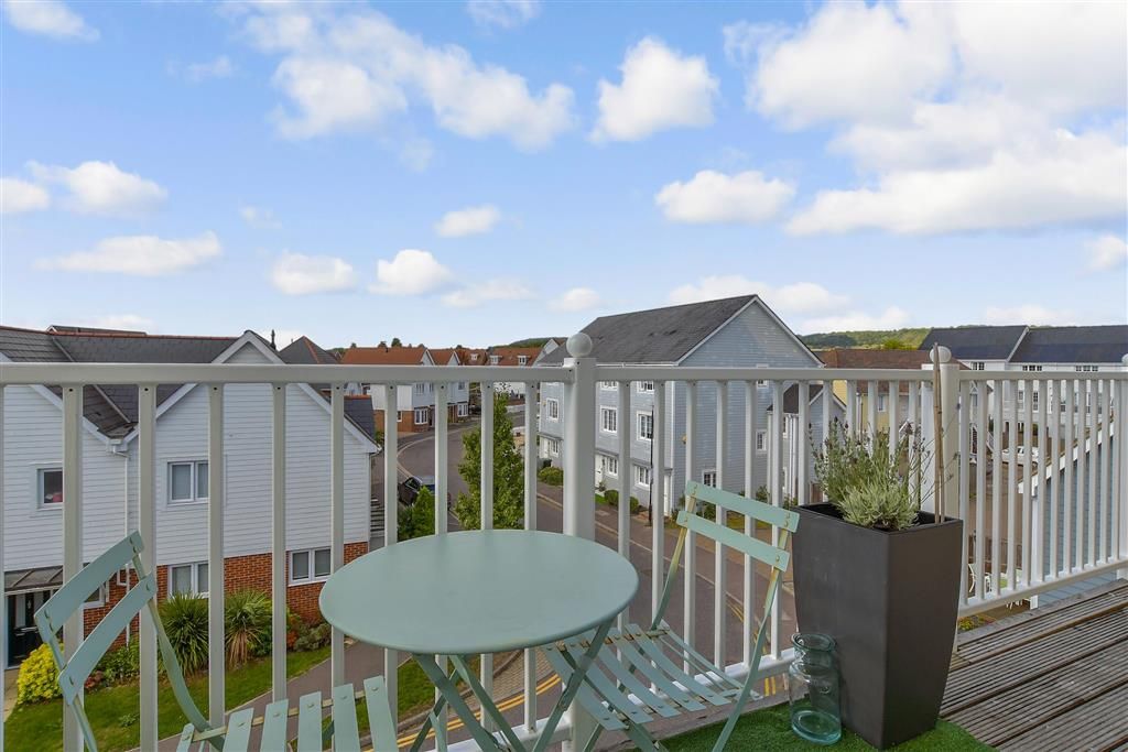 Property photo 2 of 11 Balcony