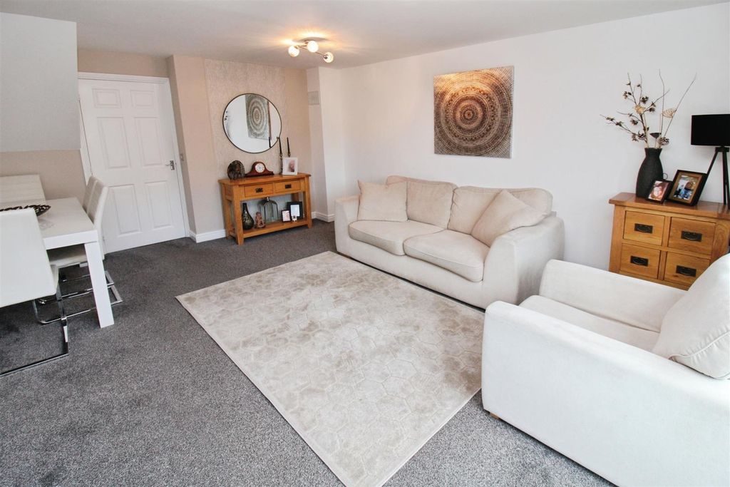 Property photo 3 of 19 Lounge