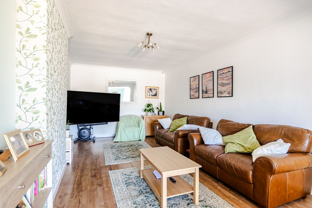 Property photo 3 of 21 Living2