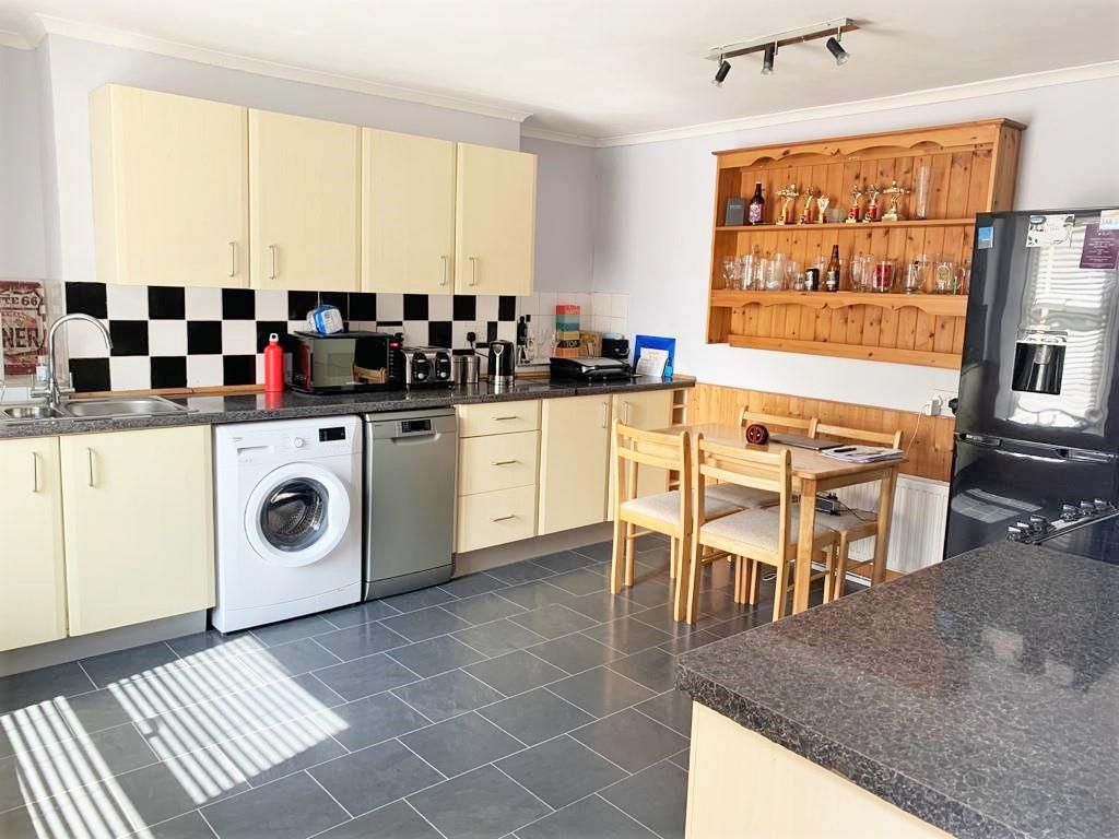 Property photo 3 of 7 Kitchen