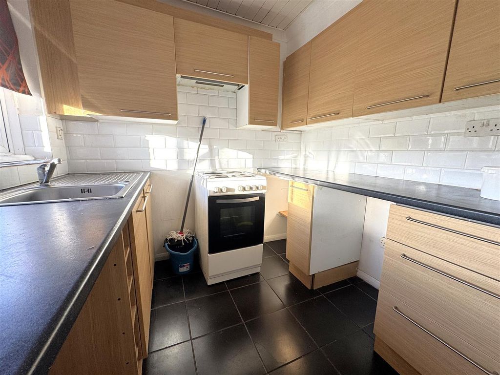 Property photo 3 of 6 Kitchen