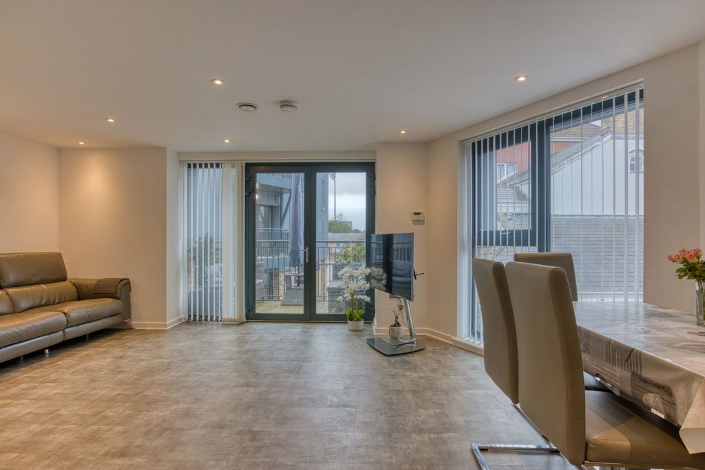 Property photo 2 of 33 Ewemove - The Jetty (20)