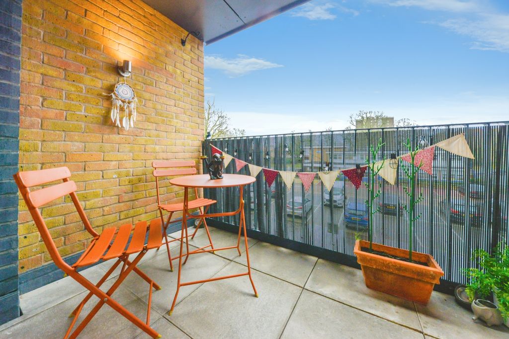 Additional image 4 of 2 bed flat for saleTown Centre, Hatfield AL10