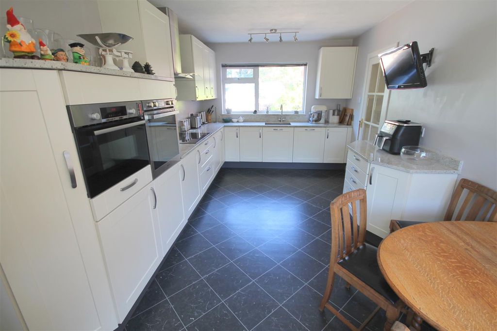 Property photo 3 of 33 Ls Kitchen i.Jpg
