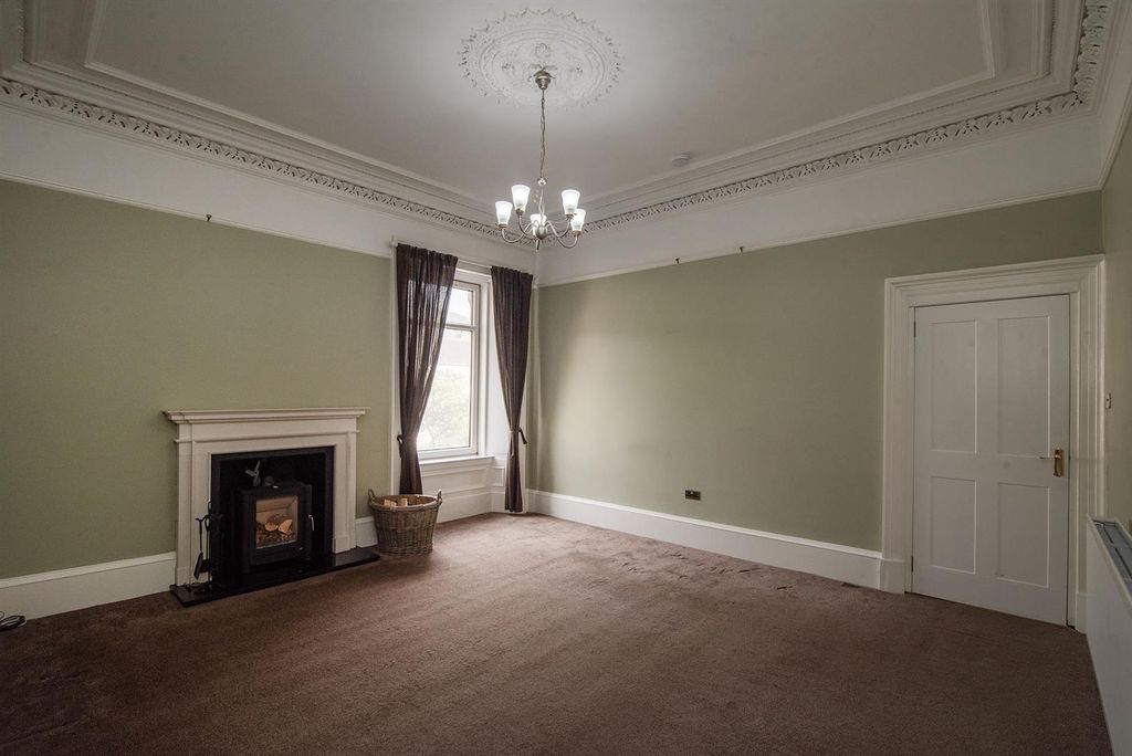 Property photo 3 of 13 Lounge