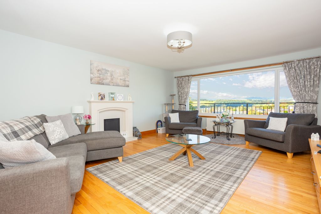 Property photo 2 of 37 Lounge