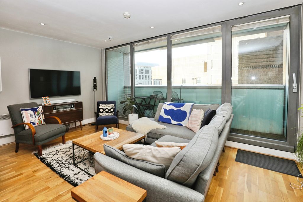 Property photo 2 of 15 Lounge