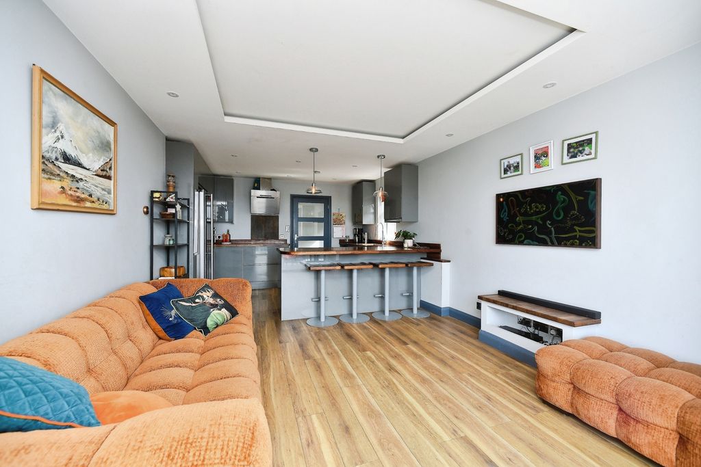 Property photo 3 of 32 Pbox-Img.Jpg