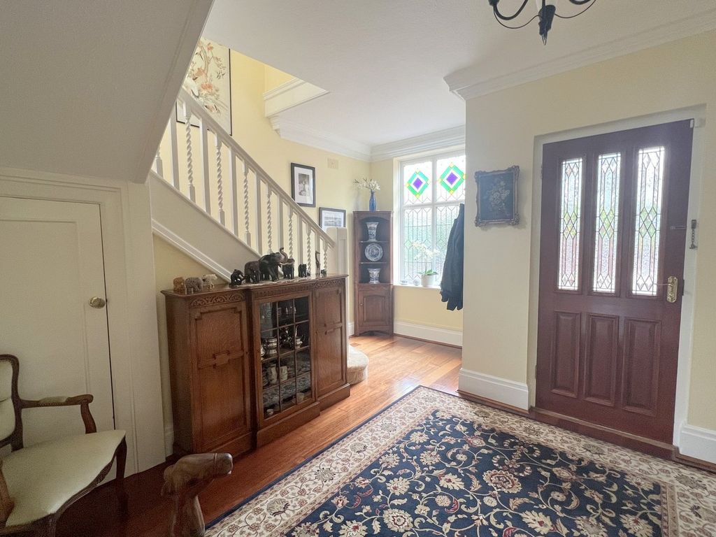 Property photo 3 of 38 Entrance Hall