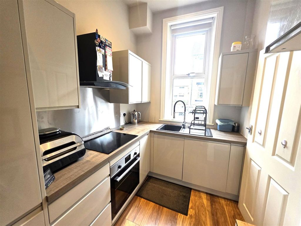 Property photo 3 of 10 Kitchen Cont
