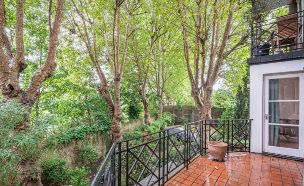 Property photo 3 of 7 Balcony