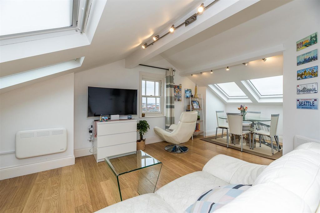 Property photo 3 of 13 4H Park Heights 019