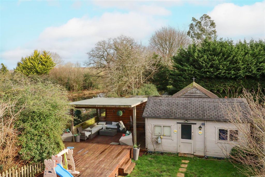 Property photo 3 of 28 Restricted Views Of Canal To Rear