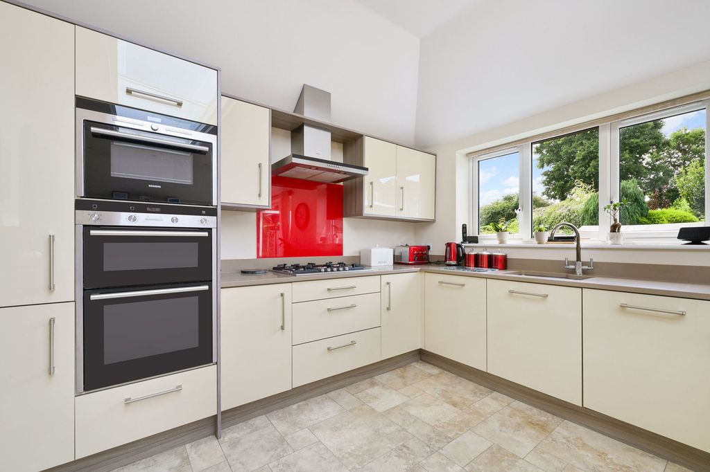 Property photo 3 of 31