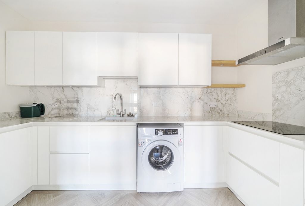 Property photo 2 of 9 1388641-19-693952...