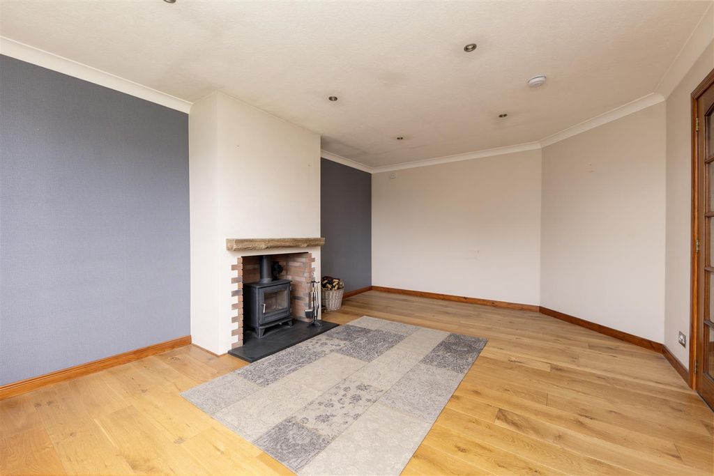 Property photo 2 of 17 Redwood Court0009.Jpg